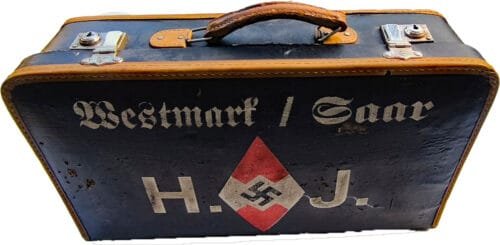 Hitler Jugend uniform in koffer
