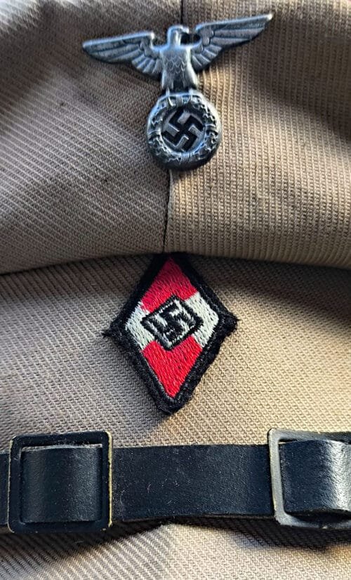 Hitler Jugend uniform in koffer