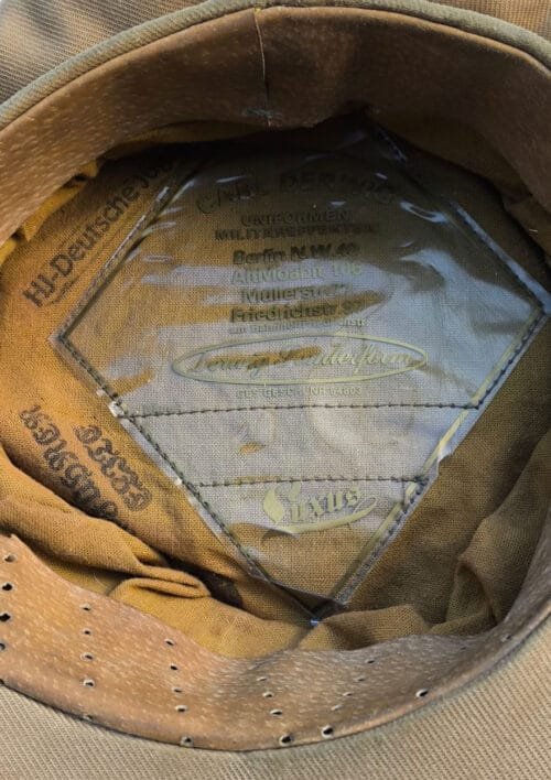 Hitler Jugend uniform in koffer